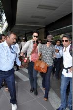 Kareena Kapoor, Imran Khan snapped at the airport in Mumbai on 9th Nov 2013